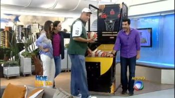 ALUGUEL LOCAÇÃO VENDAS ? BASQUETE ELETRÔNICO - Consiste em um jogo de basquete indoor que marca a pontuação e enquanto o jogador se diverte ele toca uma música para animar ainda mais a brincadeira, a cada cesta acertada ele toca uma sirene. 110/220V automático; - Placar eletrônico para marcar a pontuação do jogador; - Pés com regulagem de altura para facilitar o nivelamento; - Acompanha 2 bolas; - Emite uma música com regulagem de volume. Ideal para incrementar o seu buffet, escolas e clubes. DADOS TÉCNICOS - Medidas: Comprimento: 2,00m - Largura: 0,90m - Altura: 2,30m - Peso: 105 Kg.