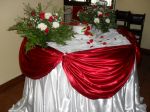 Mesa do bolo simples em vermelho