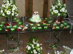 Mesa de vidro com detalhes em verde