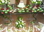 Mesa de vidro com detalhes em verde