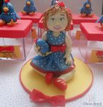 menina com vestido tema galinha pintadinha. cód: 3093