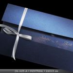 103A MONTREAL - 28X12cm, envelope em papel metalizado. convite no acetato/pvc impressão em alto-relevo silk screen, fechamento com fita de organza/cetim