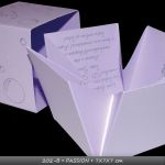 MOD 202B - PASSION - cubo 7cm, papel Lilac, impressão na tampa e no convite em alto-relevo, aplicação de glitter, fechamento c/ita de organza/cetim