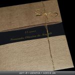 MOD 207B - GENOVA - 18x24 cm - envelope (2 luvas) em papel artesanal ou metalizado. convite em acetato/pvc cristal com impressão em hi-print, em alto-relevo (texto + ilustração). fechamento com fita de organza/cetim/cordão de silicone)