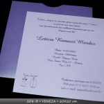 MOD 208B - VENEZA - 20x20cm. Envelope papel metalizado, com faixa lilac. convite lilac, com texto/ilustração em alto-relevo, aplicação de cristal strass