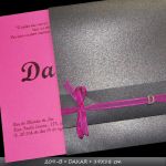 MOD 209B - DAKAR - 19X19cm - envelope com dobra especial, fechamento com fita de organza 0,5cm c/monograma em níquel. convite com impressão alto-relevo de texto/ilustração