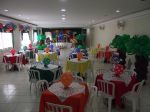 AMBIENTE DECORADO COM CENTRO DE MESA COM BALÕES