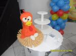 DETALHE GALINHA NO CUBO COM SUPORTE PARA BALAS DE COCO, CUP CAKES, DAN TOP...