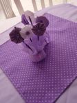 Mesa dos convidados: Toalhas em tecido: Branca, organza lilás e a terceira com o tecido das bonecas:Uma delicadeza! Arranjo de mesa com flores me fuxico, que serve também como lembrancinha!