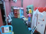 Área infantil externa com casa de lanches, camarim de fantasias, etc.