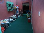 Área externa parque infantil com grama sintética.