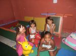 As crianças aproveitando o parque infantil.
