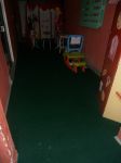 Varanda interna com mesas de atividades, camarim de fantasias e casa de lanches.