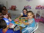 A criançada aguardando a janta infantil.