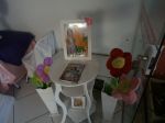 Mesa com livro de assinaturas e mensagens de convidados.