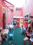 Área infantil de lanches com casa de lanches e algodão doce.