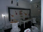 Decoração festa retro com iluminação.