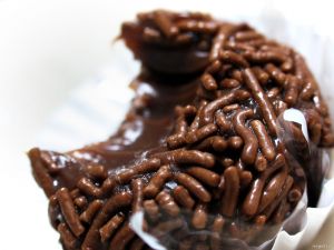 brigadeiro-mordido.jpg
