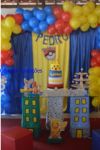 Decoração Pokémon e armário.
F10