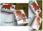 Caixa em MDF, tamanho personalizado pela cliente, em dècoupage, para as mães do casal. Feito sob medida!