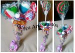 Taça acrílica decorado com biscuit. Tema: Barney.