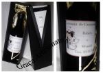 Lembrancinhas para padrinhos de casamento. Caixa em MDF decorada com cetim e fita. Mini vinho personalizado.