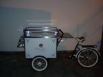 O que vender em uma food bike: brigadeiros, doces, bolos, salgados e outros.