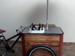 Food bike com caixa térmica para exposição e degustação de vinhos.