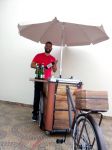 Food bike com caixa térmica para exposição e degustação de vinhos.
