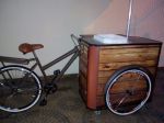 Food bike com caixa térmica para exposição e degustação de vinhos.