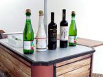 Food bike com caixa térmica para exposição e degustação de vinhos.