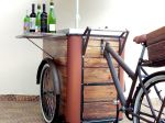 Food bike com caixa térmica para exposição e degustação de vinhos.