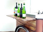 Food bike com caixa térmica para exposição e degustação de vinhos.