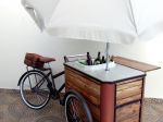 Food bike com caixa térmica para exposição e degustação de vinhos.