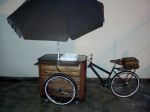 Food bike com caixa térmica para exposição e degustação de vinhos.