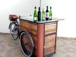 Food bike com caixa térmica para exposição e degustação de vinhos.