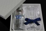 Lembrancinha de casamento para padrinhos Vodka com taça.