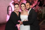 Os noivos Lívia e Carlos com Vanessa