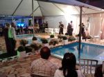 Casamento na piscina com estrutura e tenda