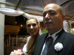 a noiva prestes a entrar na igreja