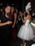 Noiva tomando seu drink da Blue drinks