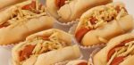 Mini cachorro quente servido no carrinho