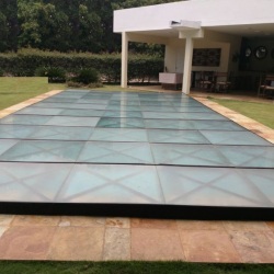 Tablado de vidro refor�ado fecha piscina