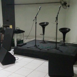 Tablado e som pra voz e viol�o, ou voz e teclado.