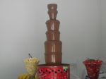 Mesa de frutas com cascata de chocolate