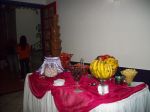 Mesa de frutas com cascata de chocolate