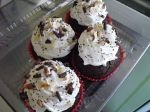 cupcake massa de chocolate ,recheado e cobertura em chantilly +raspas de chocolate