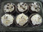 cupcake massa de chocolate ,recheado e cobertura em chantilly +decoraoes