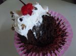 cupcake massa de chocolate ,recheado e cobertura em chantilly + cereja(ou outra fruta)