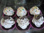 cupcake massa de chocolate ,recheado e cobertura em chantilly +decoraoes